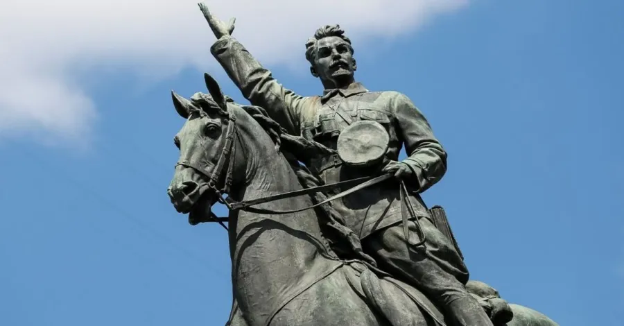 памятник Щорсу